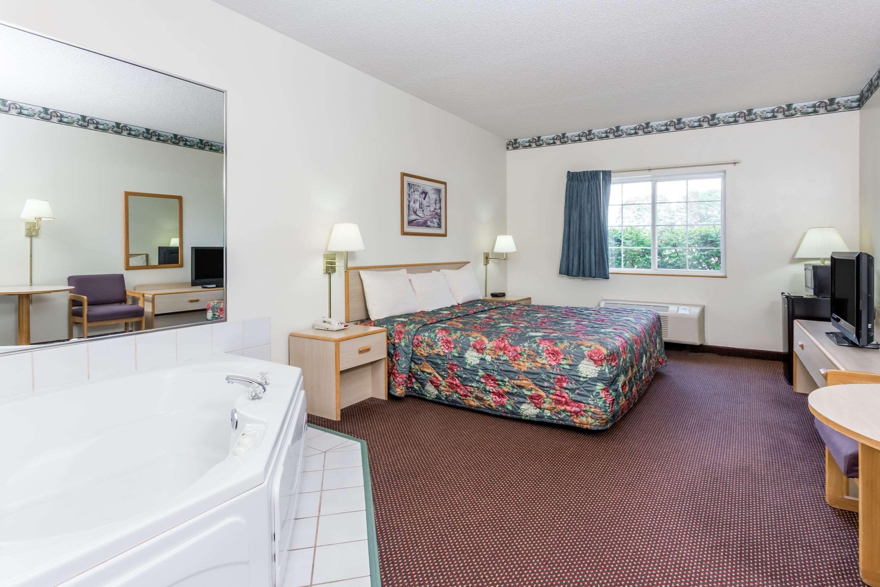 Super 8 By Wyndham Eagle River Extérieur photo